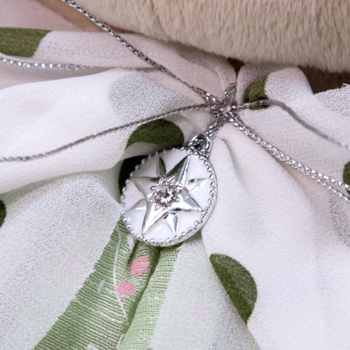 в платье с бантом