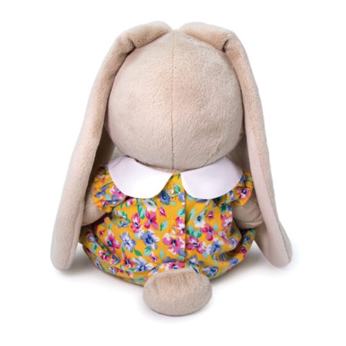 в комбинезоне с воротничком