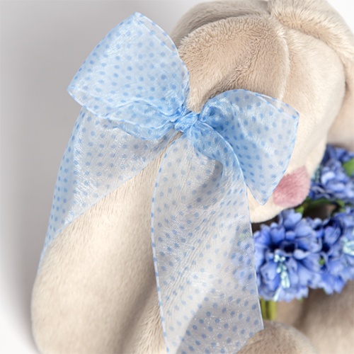 с букетом васильков