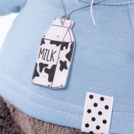 в голубой футболке