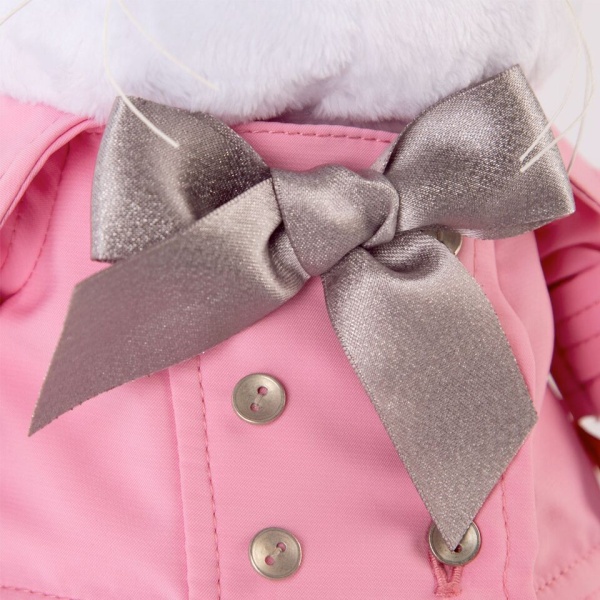 Ли-Ли в розовом плаще с серым бантиком