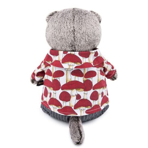 в серых брюках и рубашке в мухоморах