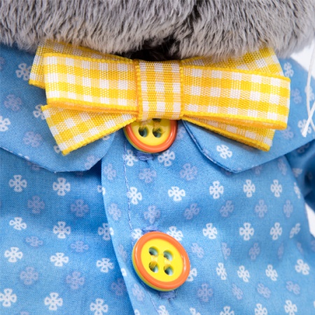 в рубашке и шортиках