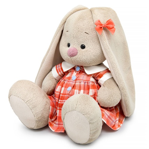 в платье в клетку