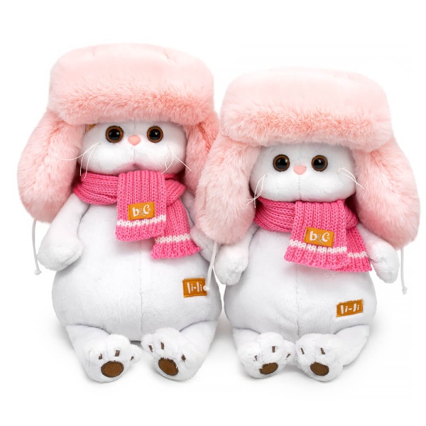 Ли-Ли в меховой шапке и шарфе