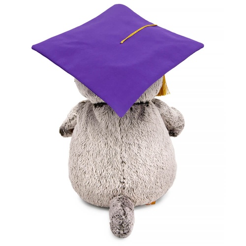 в академической шапочке