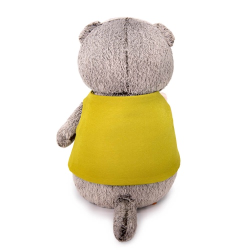 в жилете и с букетом