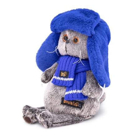 в меховой шапке