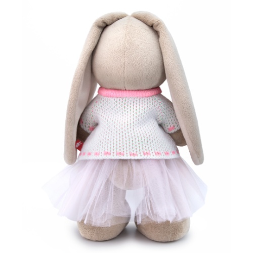 в жаккардовом свитере и юбке