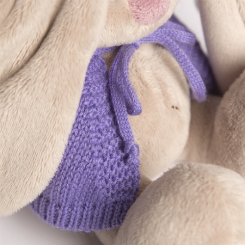 в сиреневом пончо