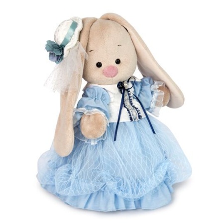 барышня в нежно-васильковом