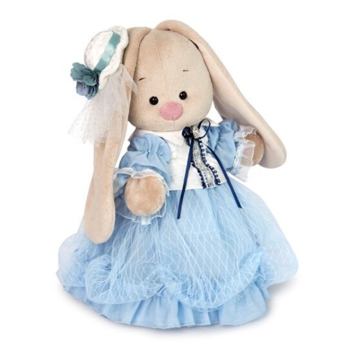 барышня в нежно-васильковом