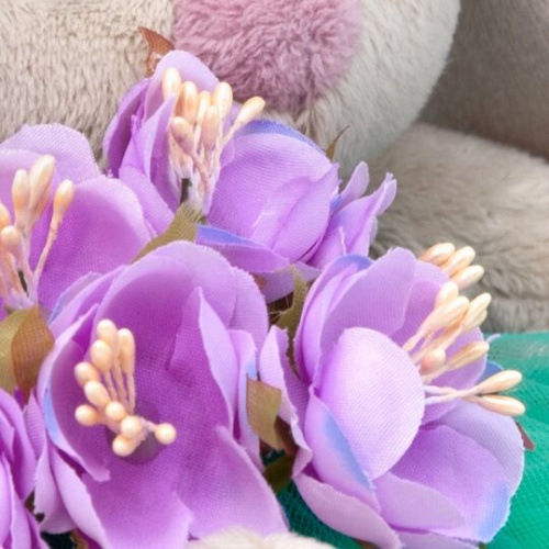 в юбочке и с сиреневым букетом