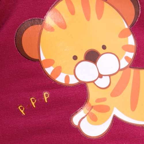 в футболке с принтом "Тигренок"