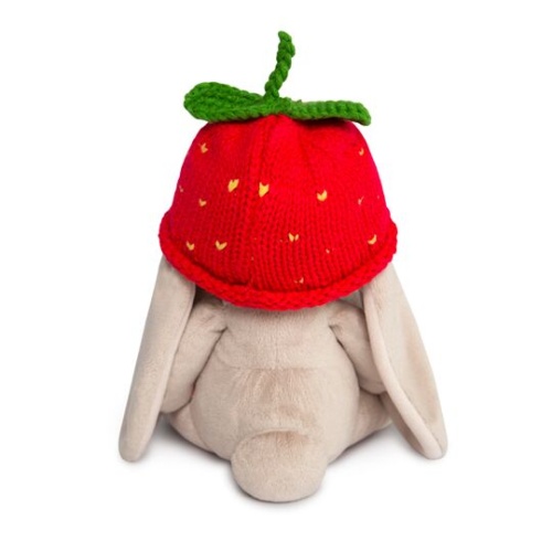 в вязаной шапке "Клубничка"