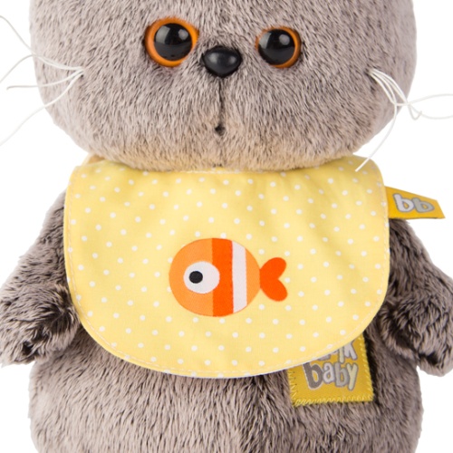 в слюнявчике с погремушкой