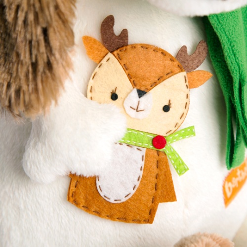 в шарфе и с оленем