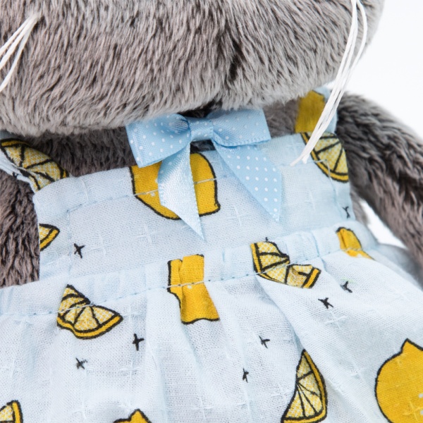 Басик беби в песочнике с лимонами