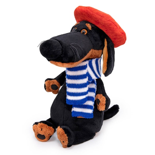 в берете и шарфе