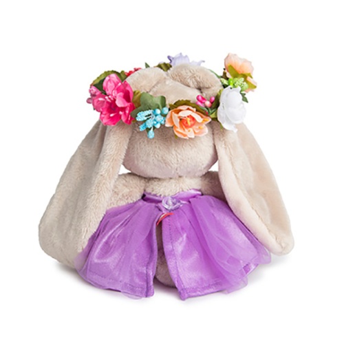 в веночке и фиолетовом платье