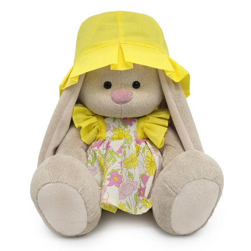 в летнем комплекте с панамой