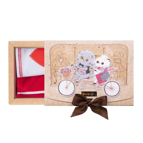 Футболка с принтом Сердце и красные шорты