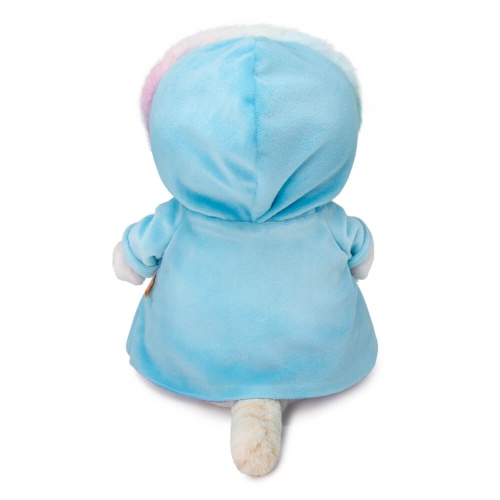 в шубке с радужным мехом