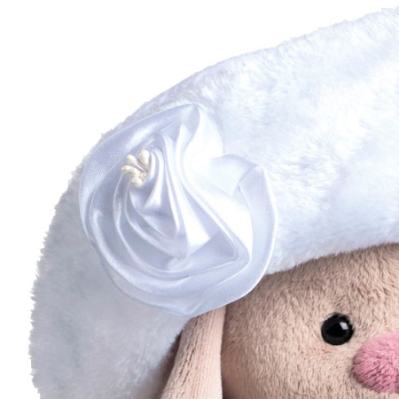 в белом пальто