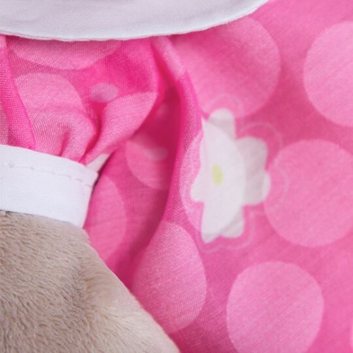 в розовом платье с белым воротничком