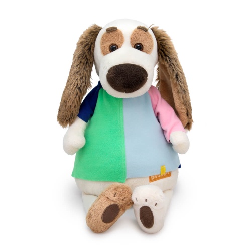 в разноцветной футболке