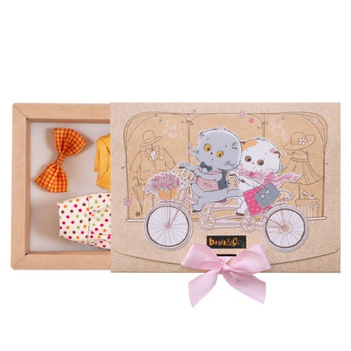 Оранжевый плащ и платье в разноцветный горох