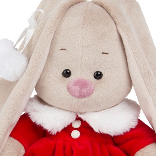 в алом платье