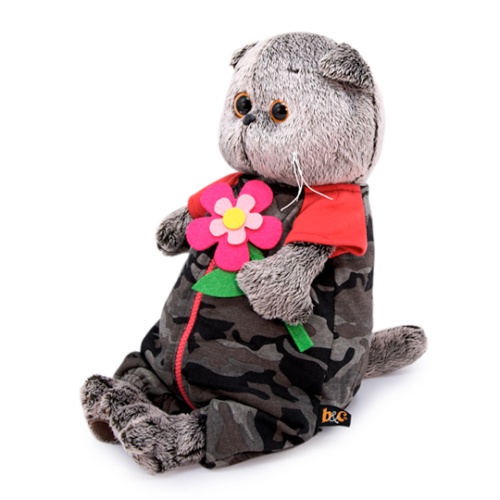 в камуфляжном комбинезоне