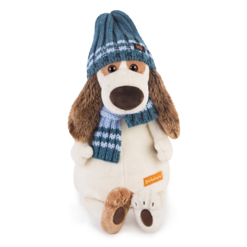 в голубой шапке и шарфе