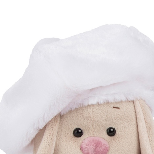 в белом берете