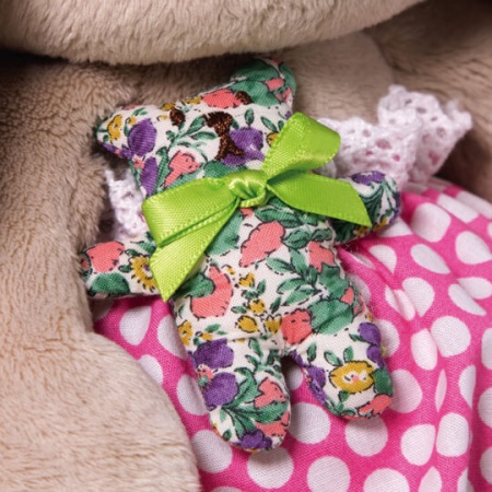 в шляпе и с мишкой