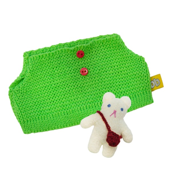 Зеленая безрукавка с красными пуговицами