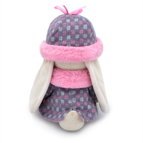 в пальто и шапке