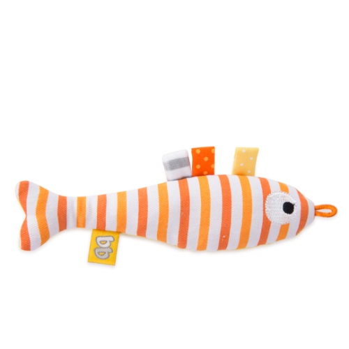 в слюнявчике с погремушкой