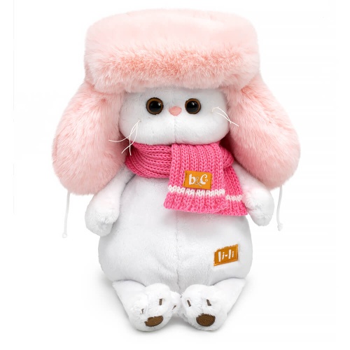 в меховой шапке и шарфе