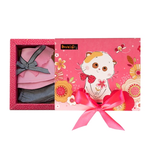 Розовая блузка и брюки в клетку