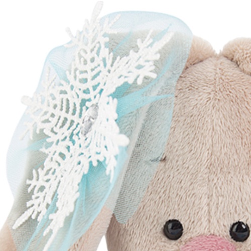 со снежинкой на ушке