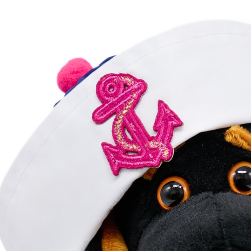 в полосатом комбинезоне и панаме с якорем