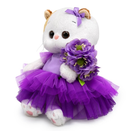 в лиловом платье и с букетом