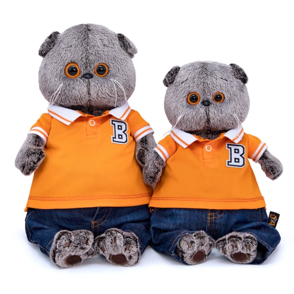 Басик в джинсах и футболке поло