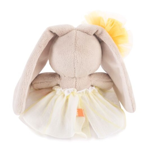 в желтой юбочке и цветком на ушке