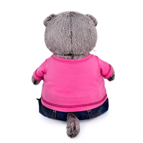 в джинсах и малиновой футболке