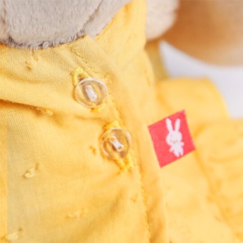 в желтом сарафане с морковкой