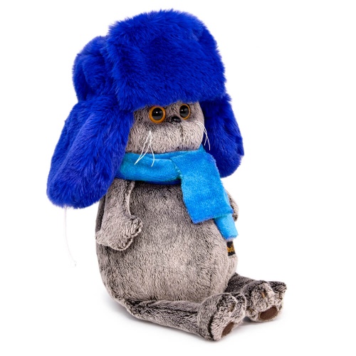 в меховой шапке