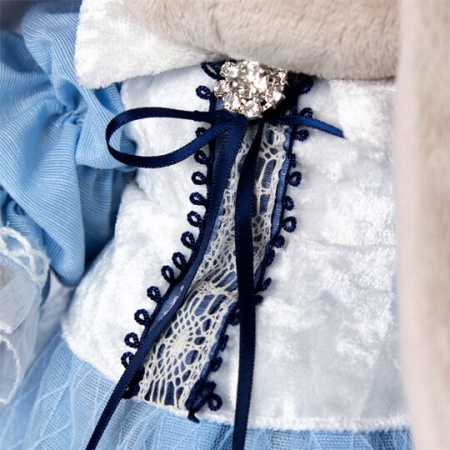 барышня в нежно-васильковом